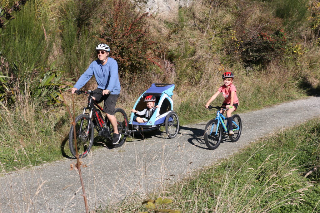 E-bike towing child trailer